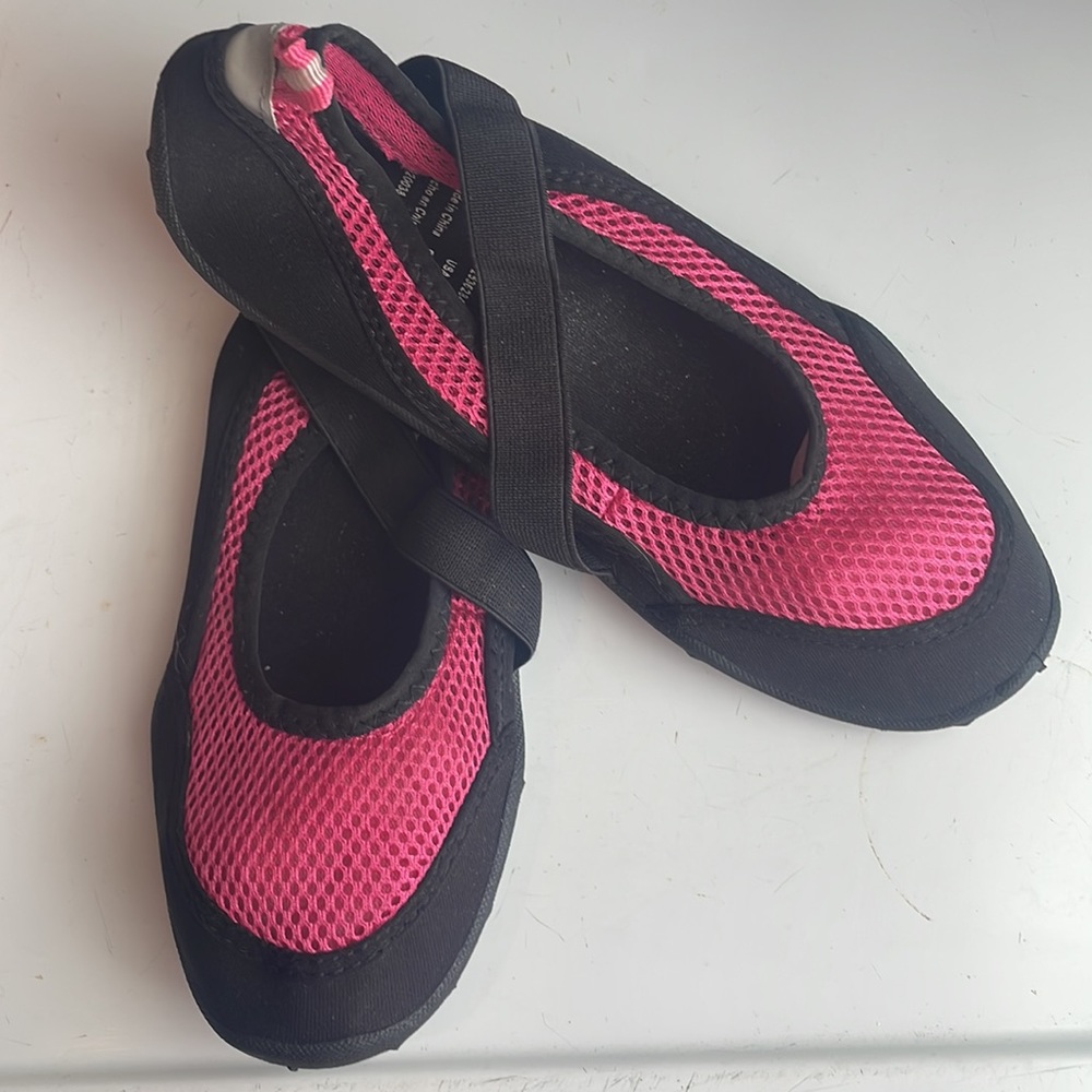 Water shoes pink black slip on strap beach pool boat vacation women’s size M 7–8